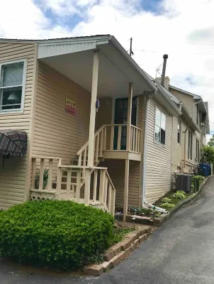 Spacious 3 Bedroom in Downtown Danville: Welcome to 4th Street Retreat Hotels in Danville