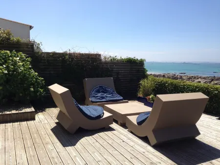 'LE PARADIS BLEU' house "feet in the water" and facing the typically Breton port