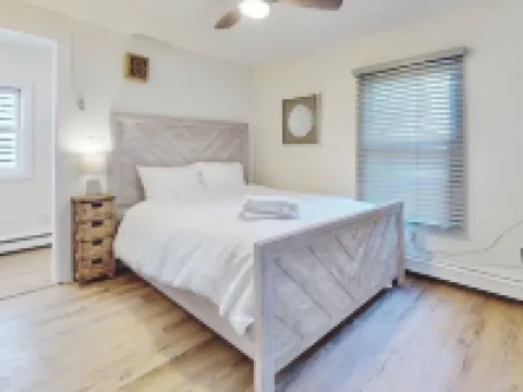 Charming 3 Bedroom Beach Front Cottage Hotels in Milford