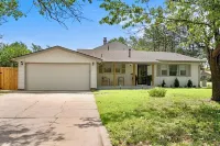 Fire Pit, Fully Stocked, Family-Friendly Oasis in East Wichita Hotels near Walgreens