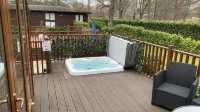 Comfortable lodge with hot tub.internet and netflix
