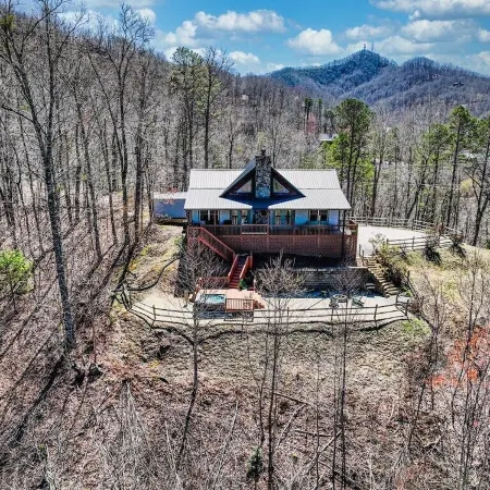 Quiet Mountain-Top Cabin, Gorgeous Views of Great Smoky Mountains with Hot Tub
