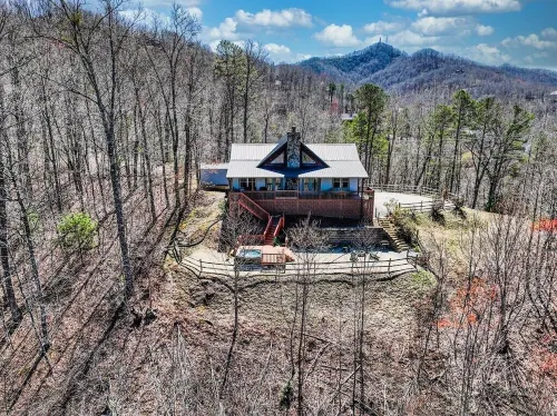 Quiet Mountain-Top Cabin, Gorgeous Views of Great Smoky Mountains with Hot Tub