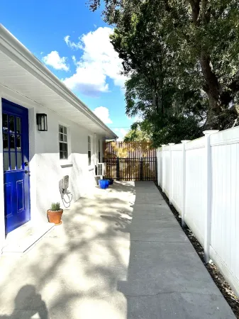 Cozy Home in Historic Zephyrhills. Отели в г. Зефирхиллс