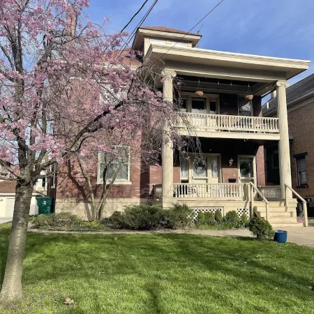 Your Hyde Park Retreat – Pet-Friendly, Walkable, Sleeps 6