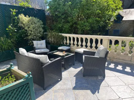 Appartement Centre Ville D'auray Avec Grande Terrasse et Jardin Privatif