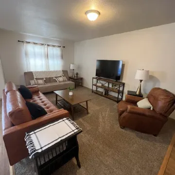 Beautifully furnished 2 bed 1 bath apartment in central location.Sleeps 5