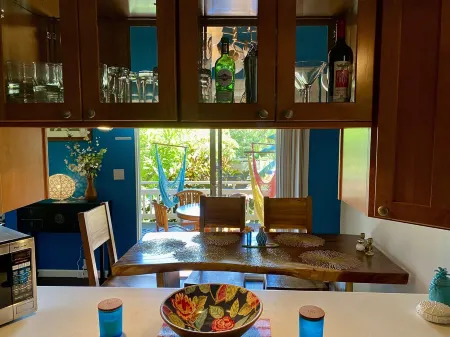 Hawaiian Chic Crater Retreat- a tropical jungle escape in a secluded crater