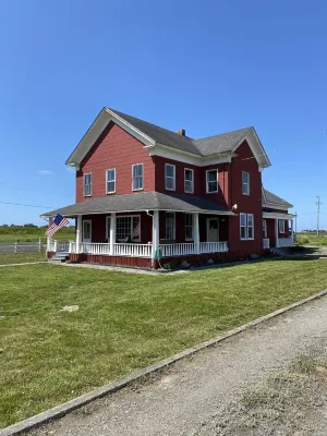 The Red Farmhouse Отели рядом с достопримечательностью «Заказник Гумбольдт Бэй Нешнел»