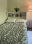 A full 2-bedroom apt with free WiFi, AC in Oshkosh- a short distance to EAA! Reetz Softball Complex附近的飯店