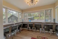 Rocky Creek Lodge, Sleeps 30, Gatherings Welcome