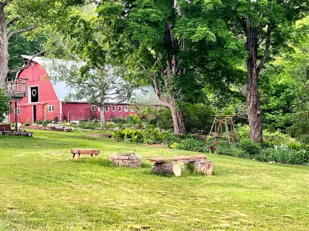 Charming, Updated 3 Bedroom Farmhouse Farm Stay.