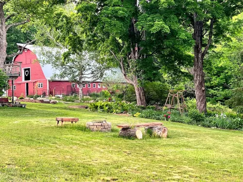 Charming, Updated 3 Bedroom Farmhouse Farm Stay.