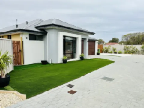 New 5 Bedroom Home 1km from the Beautiful Busselton Beaches