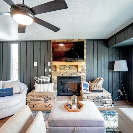 Carpenter Cottage - Renovated condo across from pond