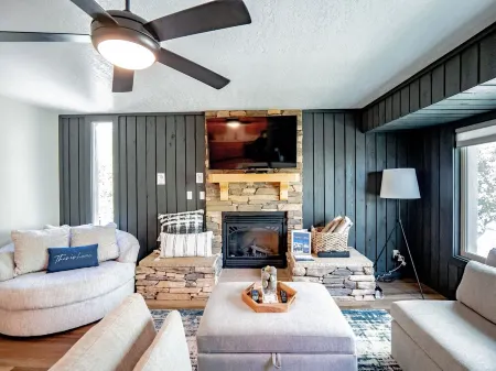 Carpenter Cottage - Renovated condo across from pond