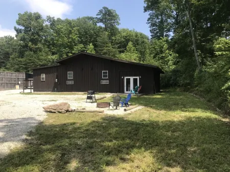 Handcrafted Cabin in Rrg • Pet Friendly• Fire Pit