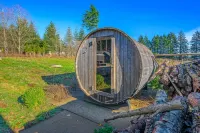 Huge home on 10 acres with Hot tub/Sauna & Privacy