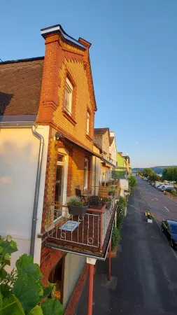 Nice apartment with balcony directly on the Rhine; centrally located