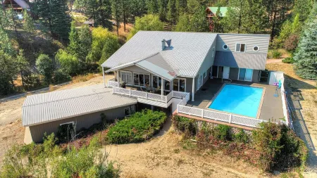 Snow Springs Pool House w/ PRIVATE heated, hotsprings pool! 5 bedrooms,Sleeps 15