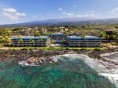 Kona Reef Sand and Surf (beachfront/walk to town)