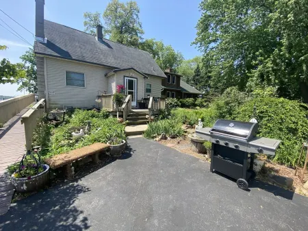 Wide Open Lake Views and Large Flat Front Yard Отели в г. Пеуоки