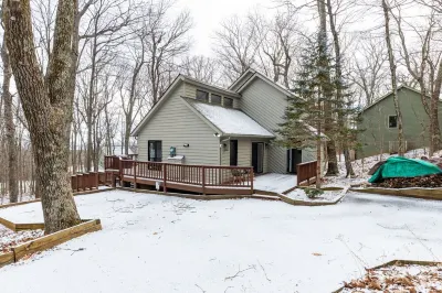 Wintergreen Retreat: Cabin with Hot Tub, Nestled in Woods, Hiking, Game Room