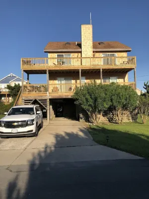 4 BR Oceanside easy beach access - home feeling! Hotels near Outer Banks