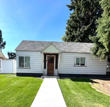 Salmon Goldbug Cottage, hot tub sleeps 8