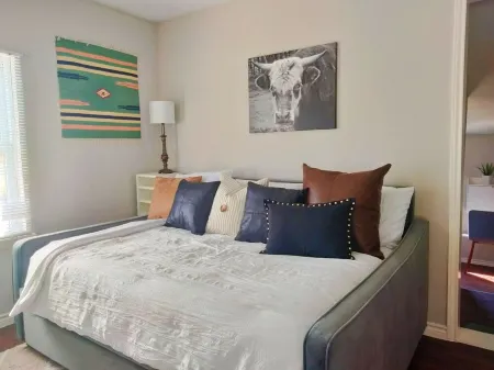 Texas Tin Star Tiny Home-Dusty Feathers Ranch. 9acres. Close to Cedar Creek Lake