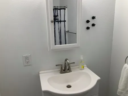 Stay in this Unique SE Iowa Apt Отели в г. Ли