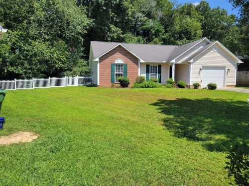 Charming 3 bedroom pet friendly home!