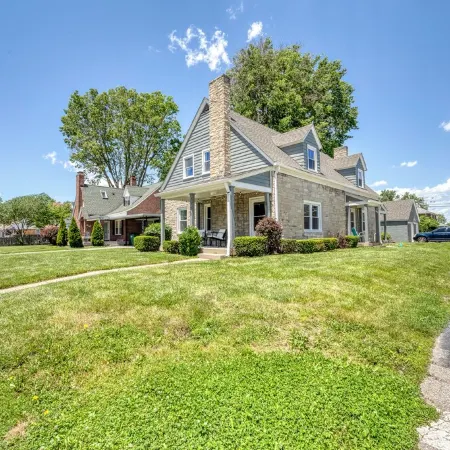 King Bed - Full Kitchen! 1.5 Blocks to Ims and Only 5 Miles to Downtown!