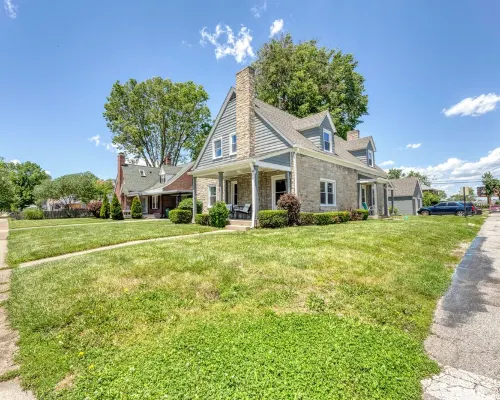King Bed - Full Kitchen! 1.5 Blocks to Ims and Only 5 Miles to Downtown! Hotels in Speedway