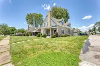 King Bed - Full Kitchen! 1.5 Blocks to Ims and Only 5 Miles to Downtown! Hotels in Speedway