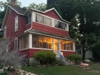 Spacious 5 Bedroom House On Double Lot In Lakeside One Block From The Lake! Hotele w: Marblehead