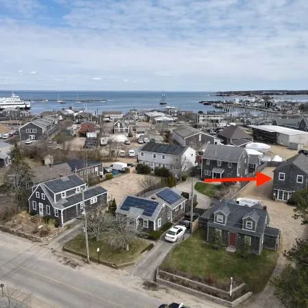 Walking-distance to town, shops, restaurants & ferry!