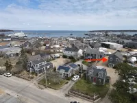 Walking-distance to town, shops, restaurants & ferry!