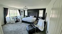 Five-Bedroom Vacation Home Located Eight Minutes from the Menifee Lakes Golf. Hotels in Menifee