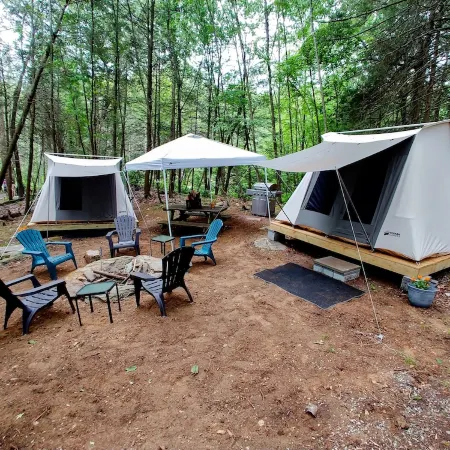 Campers Paradise, cozy tents, hot tub, free EV charger. Pet friendly