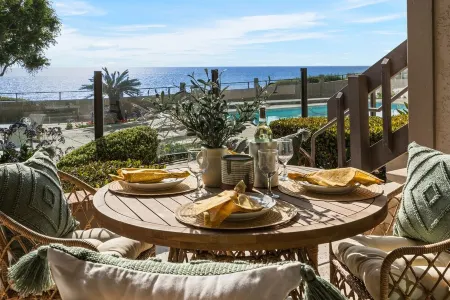 Poolside and Beachfront Remodeled Close to Everything! Отели в г. Солана Бич