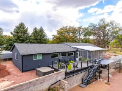 Beautiful home on the bluff overlooking river and mountain views with hot tub!