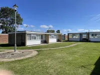 Modern South Facing Chalet , 5 Minutes From the Beach. Sleeps 5