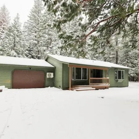 Lassen/McCumber Lake Luxury Cabin with Hot Tub