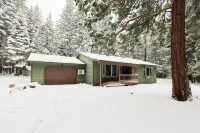 Lassen/McCumber Lake Luxury Cabin with Hot Tub