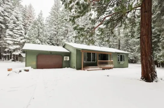 Lassen/McCumber Lake Luxury Cabin with Hot Tub