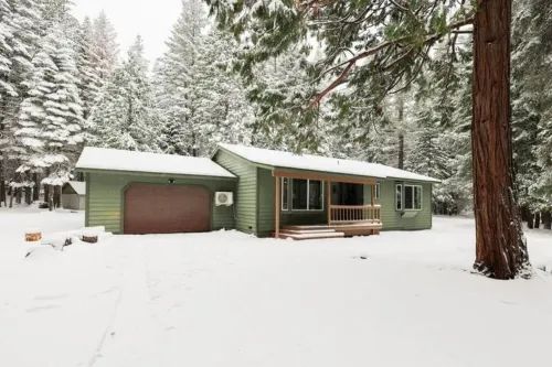 Lassen/McCumber Lake Luxury Cabin with Hot Tub