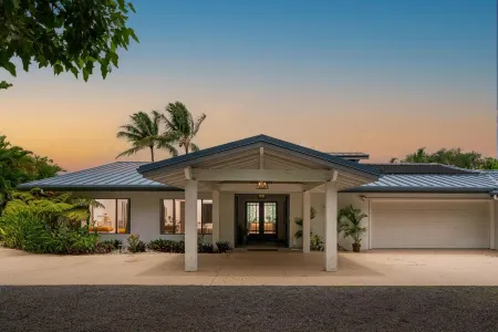 Entire Gated Estate w/ Lap Pool Ocean View AC in DT Kona Отели рядом с достопримечательностью «Маниниауоли Бич»