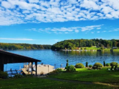 Romantic lakefront chalet w/hot tub Hotels in Indian Lake