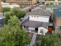 Stylish & Cozy Downtown Home ~ Yard ~ Parking + EV~ Near DTPHX attractions - บังกะโล